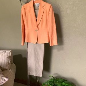 NWT Tahari 3-piece Peach and light taupe linen suit - Size 10P